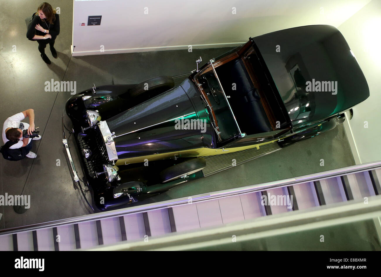 London, UK. 4. Oktober 2014. Foto aufgenommen am 4. Oktober 2014 zeigt die Bond In Motion-Ausstellung im Filmmuseum London in London, Großbritannien. Bond in Motion ist die offizielle Ausstellung von James Bond-Fahrzeugen, die in der renommierten Filmreihe verfügen. Es ist die größte Ausstellung an seiner Art, die jemals in London inszeniert. Die Ausstellung soll derzeit bis März 2015 geöffnet sein. Bildnachweis: Han Yan/Xinhua/Alamy Live-Nachrichten Stockfoto