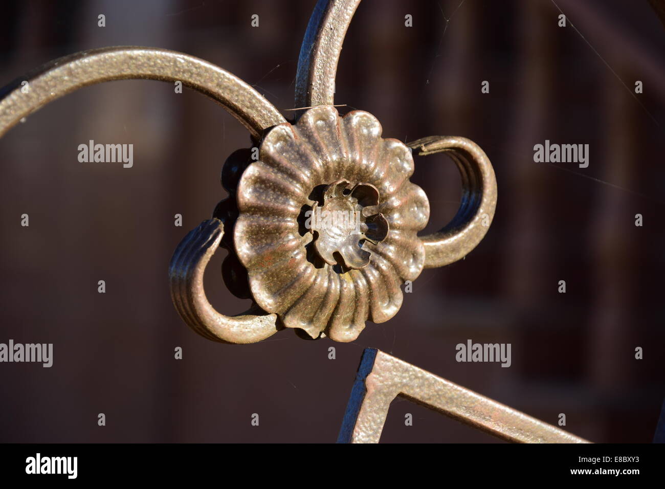 Dekoratives Element auf einem Zaun in Form einer Blume Stockfoto