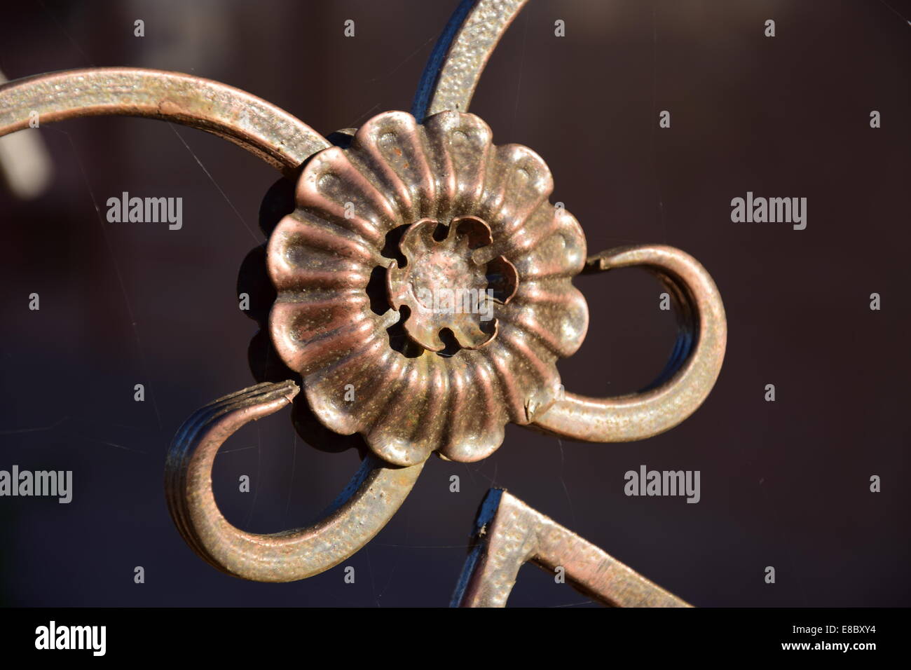 Dekoratives Element auf einem Zaun in Form einer Blume Stockfoto