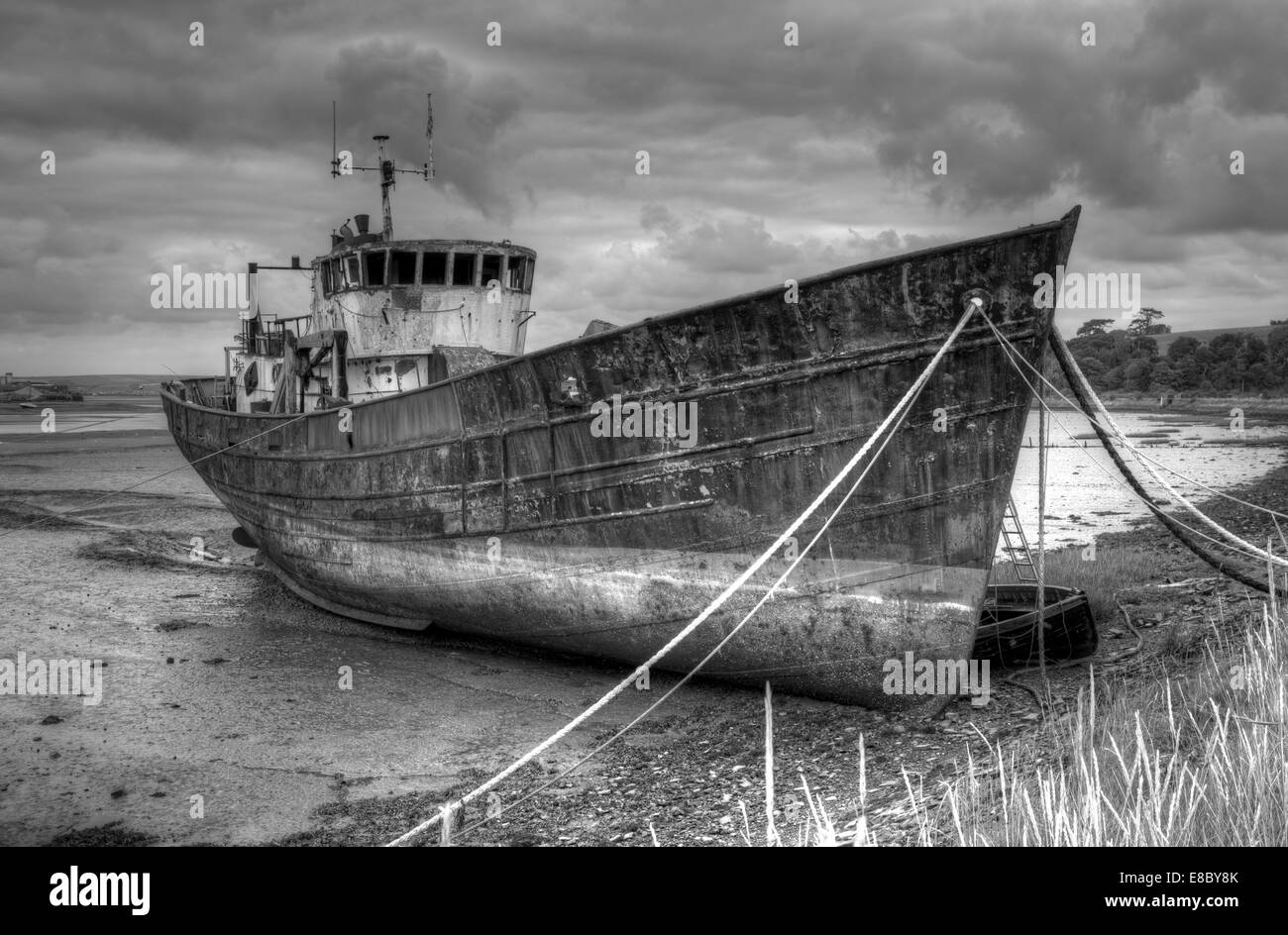 Rostigen Trawler gestrandet am Ufer des River Torridge bei Bideford in Nord-Devon Stockfoto