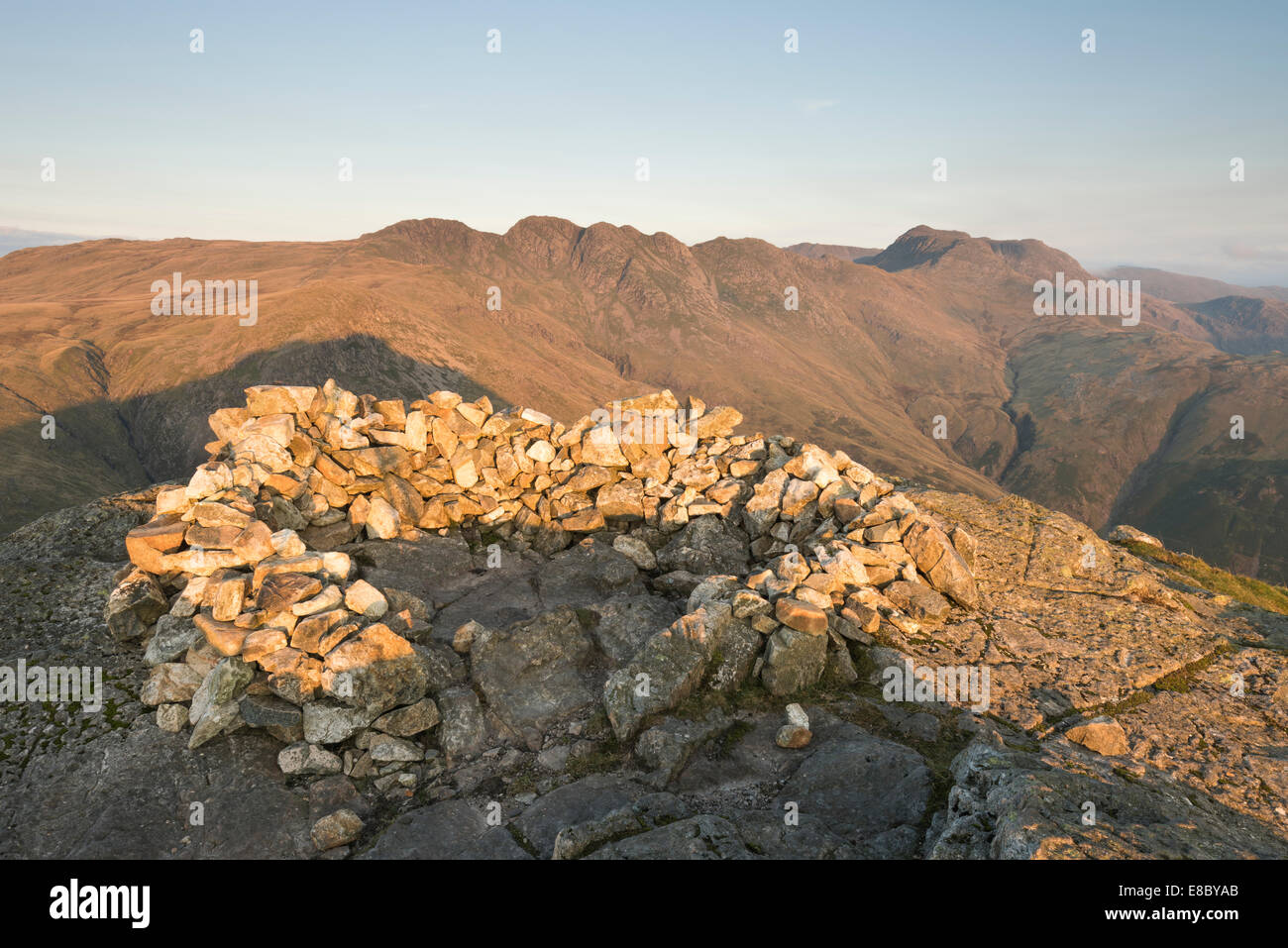 Gipfel-Shelter auf Hecht Blisko im Morgengrauen mit Crinkle Crags und Nordwestgrat hinaus englischen Lake District Stockfoto