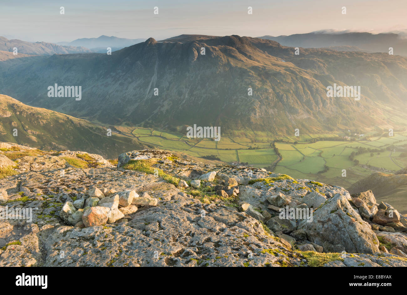 Blick vom Hecht Blisko über Great Langdale Valley und die Langdale Pikes in Spätsommer, englischen Lake District, Großbritannien Stockfoto