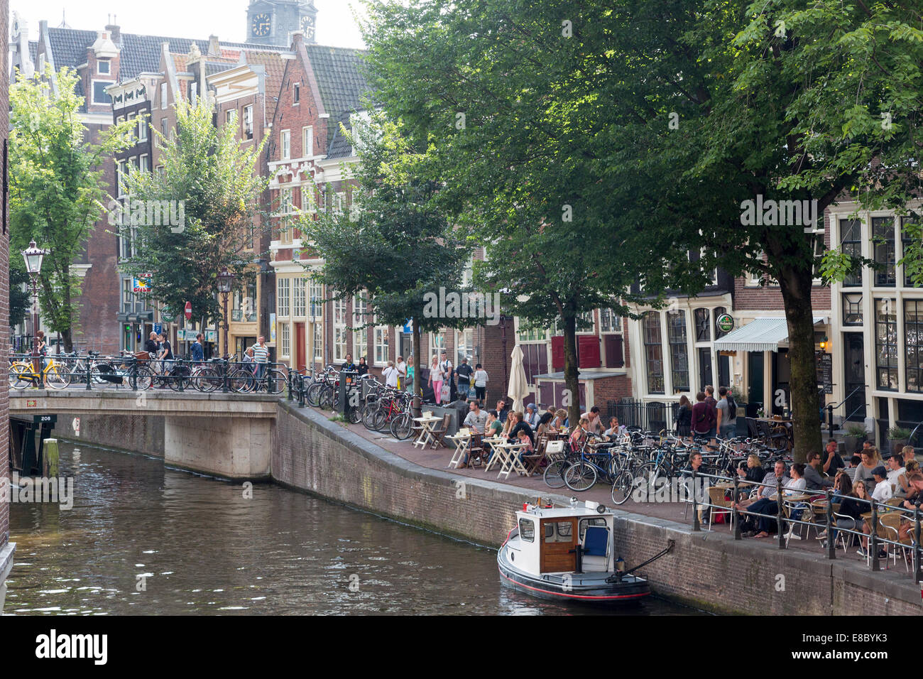 Kanal Cafés im Zentrum von Amsterdam, Holland Stockfoto