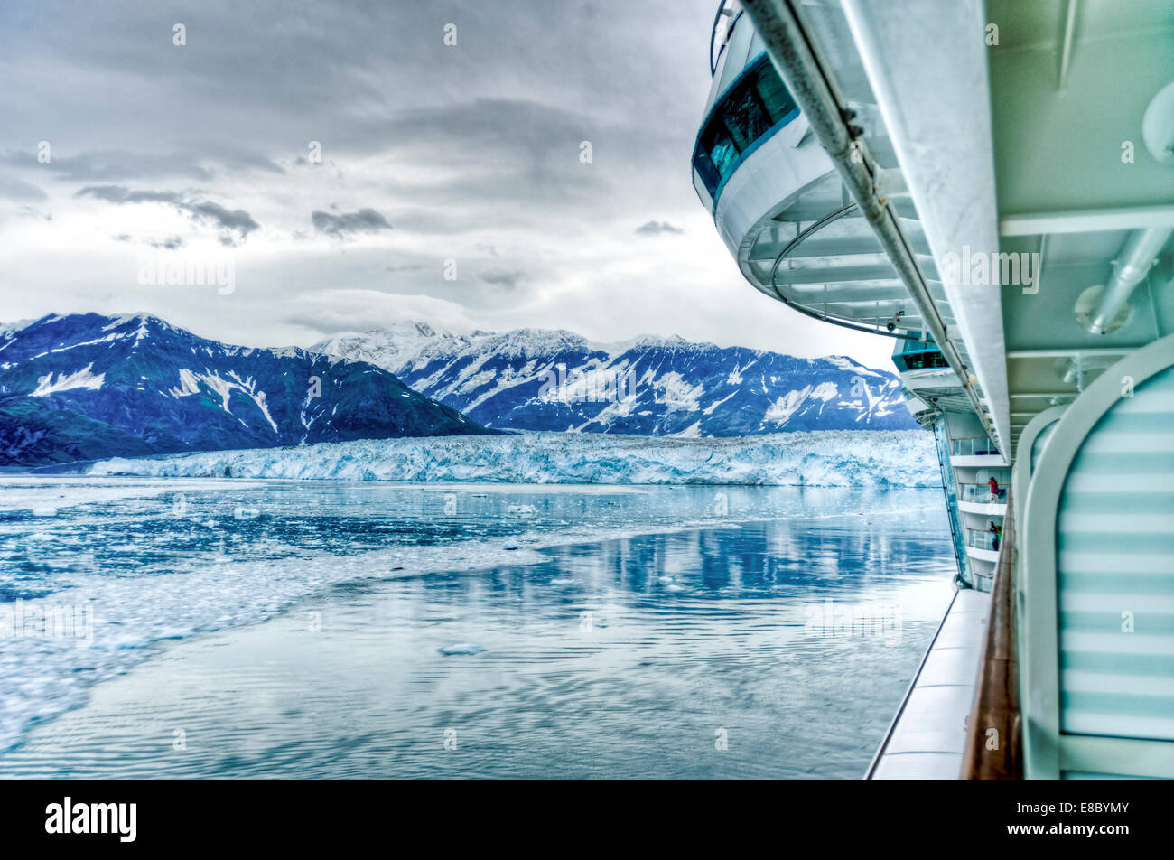Ein Kreuzfahrtschiff tour navigiert Eisberge und Eis von Hubbard Gletscher in Ernüchterung Bay St. Elias Alaska | Royal Caribbean Cruise Liner Ausflug Stockfoto