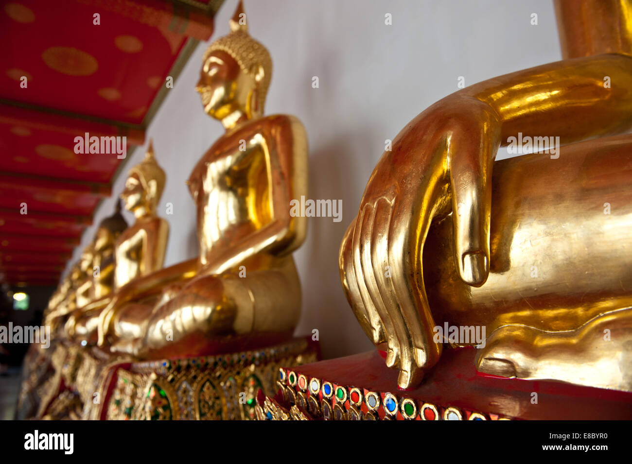 Goldenen Buddha-Statuen in einem buddhistischen Tempel Stockfoto
