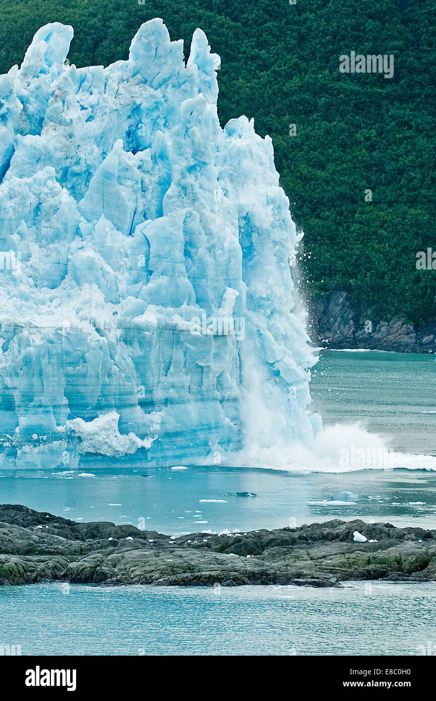 Alaska Kreuzfahrt - kalbenden Gletscher - Hubbard Gletscher - ein großer Eisberg Kälber in Ernüchterung Bay - St. Elias Alaska. - In der Nähe des Yukon, Kanada. Stockfoto