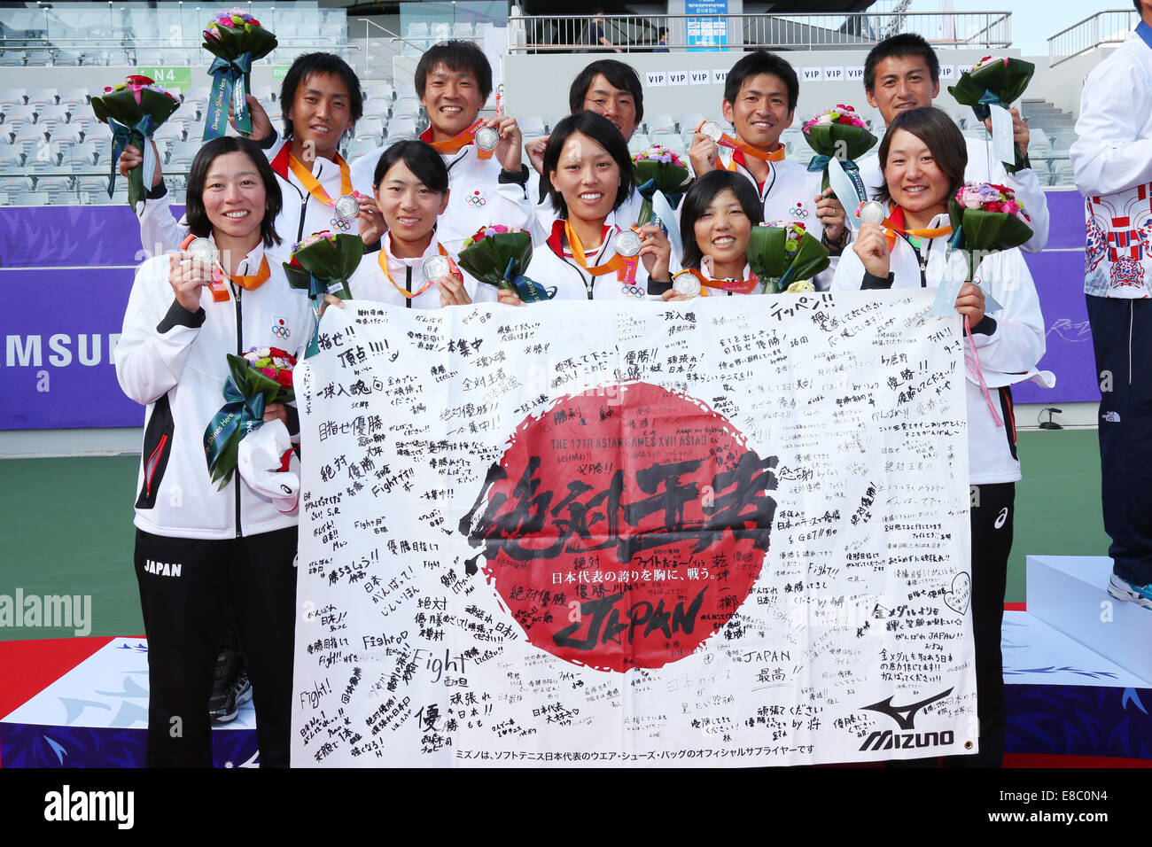 Incheon, Südkorea. 4. Oktober 2014. Japan-Teamgruppe Soft-Tennis: Herren Sieg Cremony Yeorumul Tennisplätze während der 2014 Incheon Asian Games in Incheon, Südkorea. © Shingo Ito/AFLO SPORT/Alamy Live-Nachrichten Stockfoto