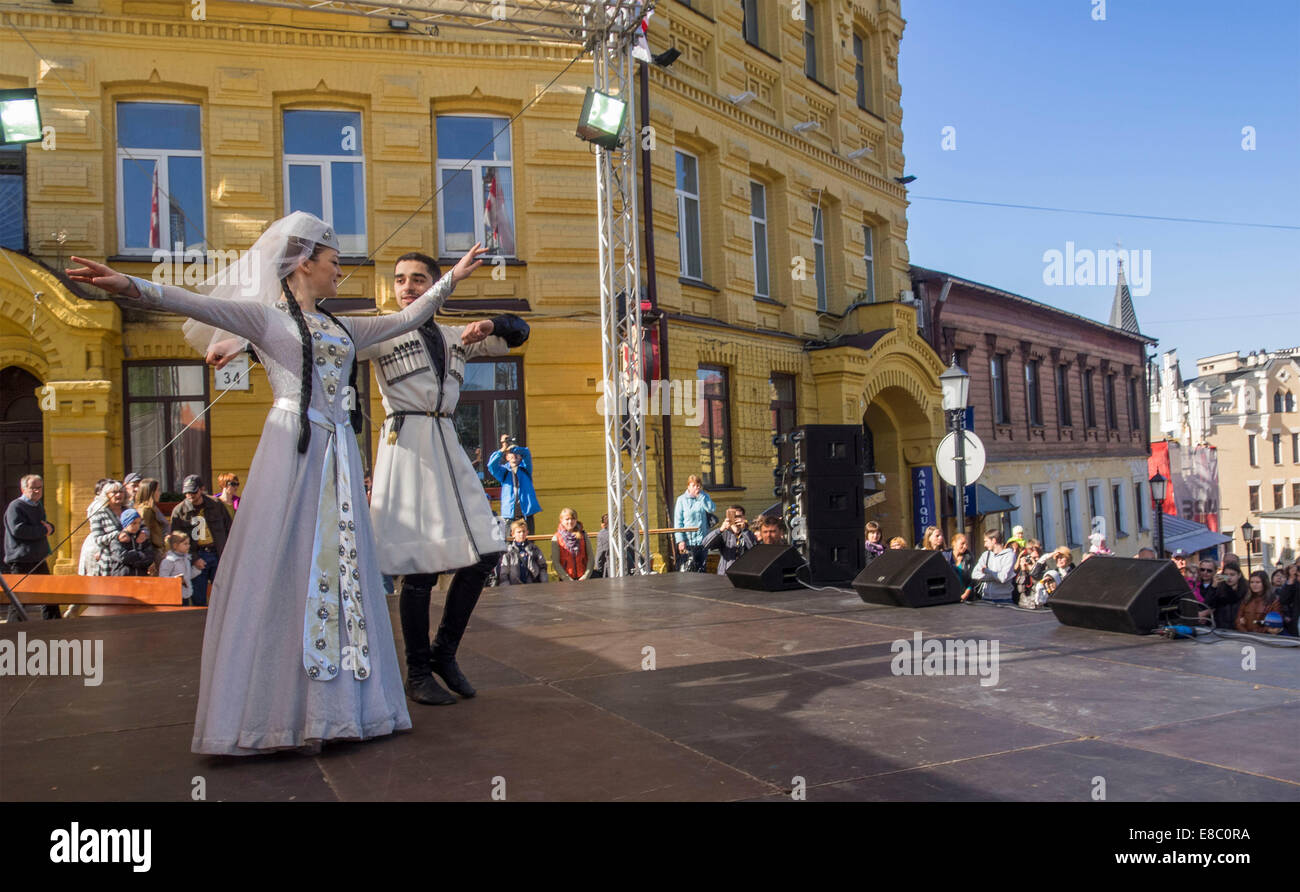 Kiew, Ukraine. 4. Oktober 2014. Für die Einwohner von Kiew gemacht georgische Tanz-Ensemble "Iberieli"--ist Baudenkmale ein Fest der georgischen Musik, Tanz und Gesang im Zentrum Stadt. Mit der Unterstützung der Botschaft von Georgien fand das Festival statt. Bildnachweis: Igor Golovnov/Alamy Live-Nachrichten Stockfoto