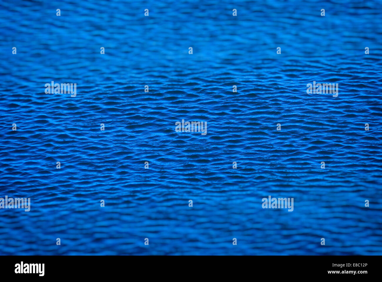 Kleine Wellen auf dem Wasser / Abstract Background Stockfoto