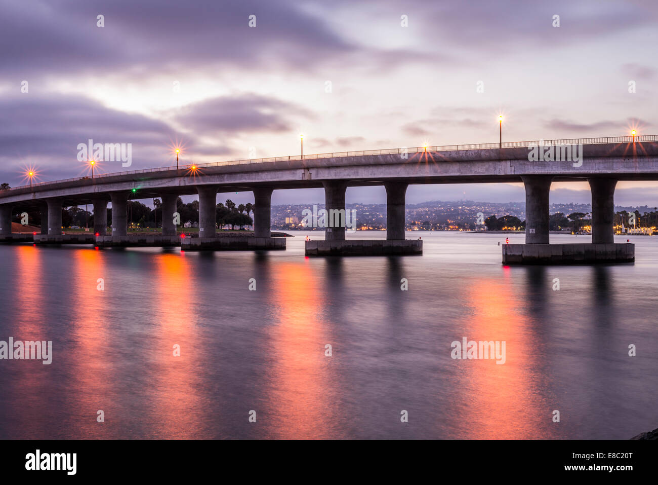 Lichter der Westen Mission Bay Drive Bridge reflektieren aus der Mission Bay. San Diego, California, Vereinigte Staaten von Amerika. Stockfoto