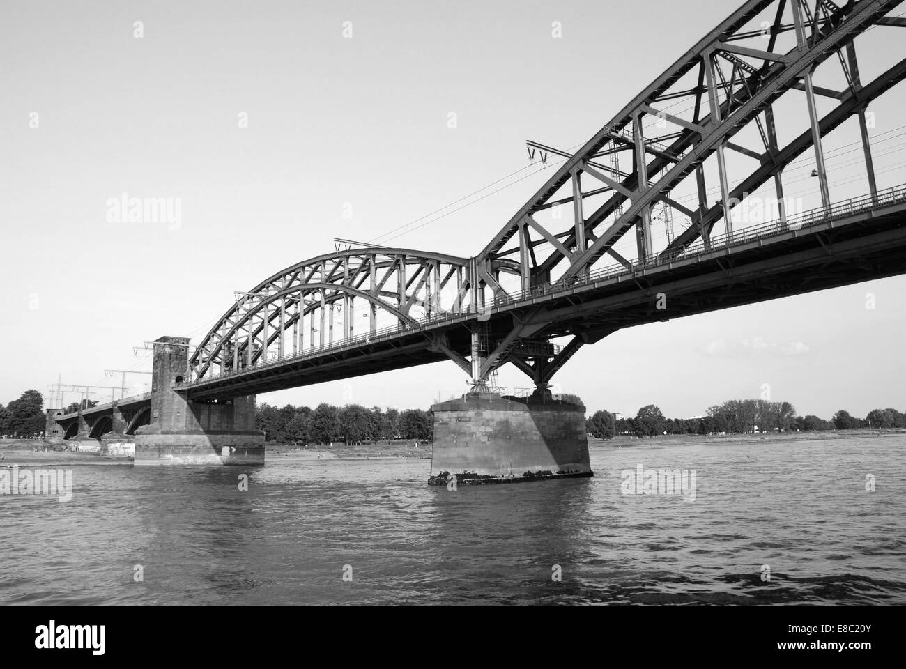 Die Suedbruecke (South Bridge) über den Rhein in Köln - monochrome Verarbeitung Stockfoto