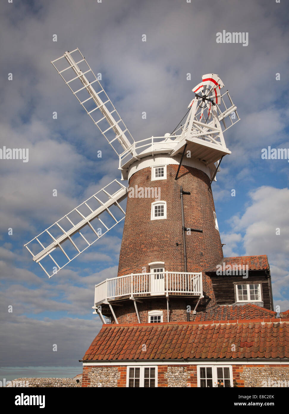 Cley nächstes Meer Windmühle, die Küste von North Norfolk Gewitterhimmel Stockfoto