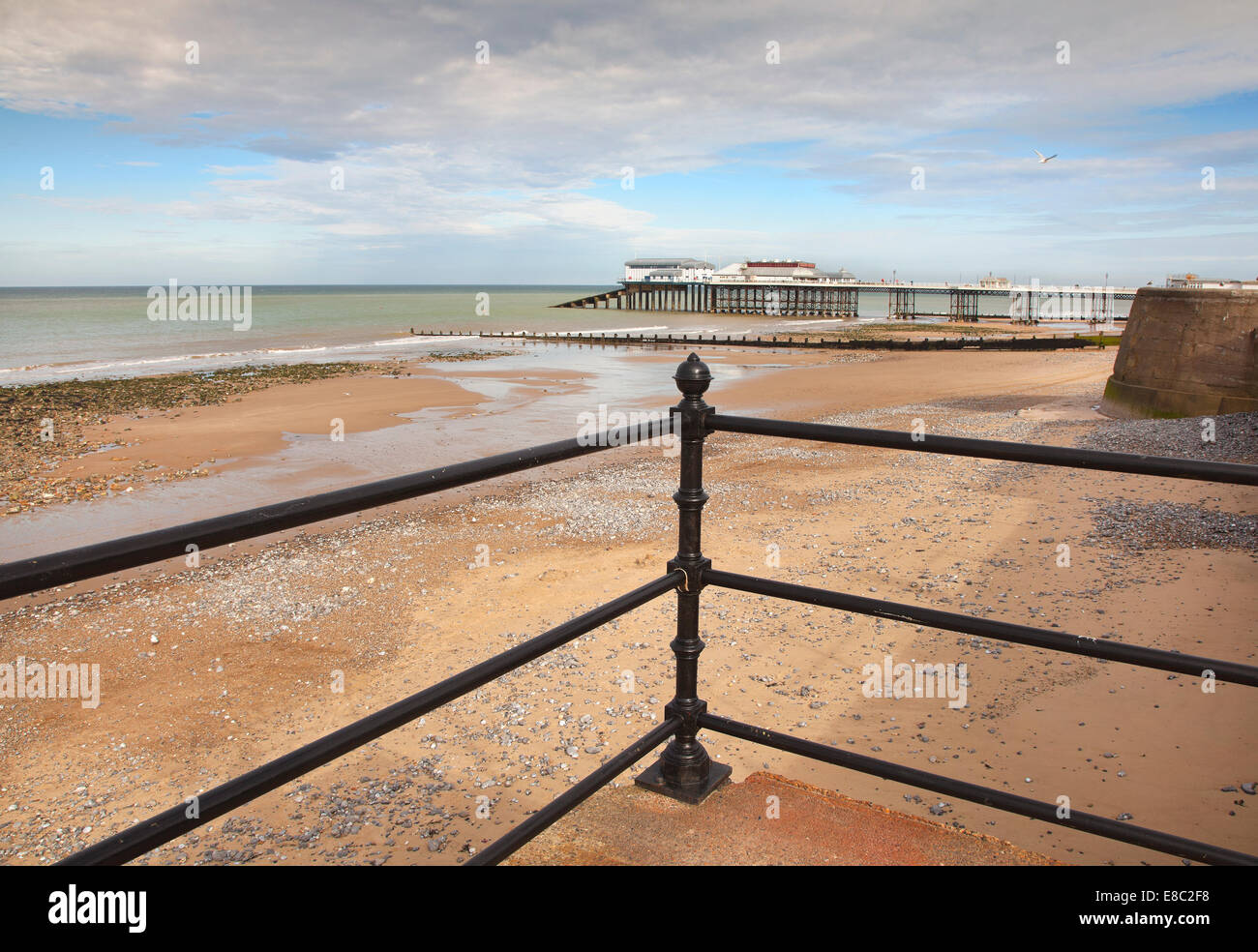 Cromer am Meer Pier, die Küste von North Norfolk UK. Blick nach Osten entlang der Küste. Stockfoto