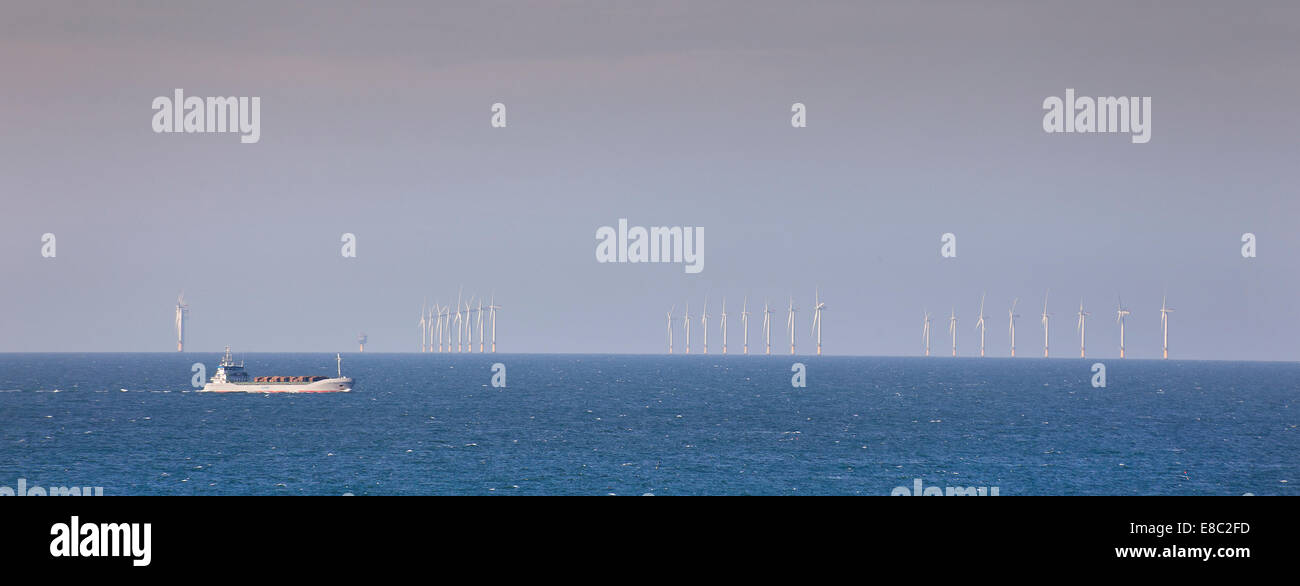 Windpark Scroby Sands am Horizont der North Norfolk Ostküste, UK. Containerschiff geht im Vordergrund. Stockfoto