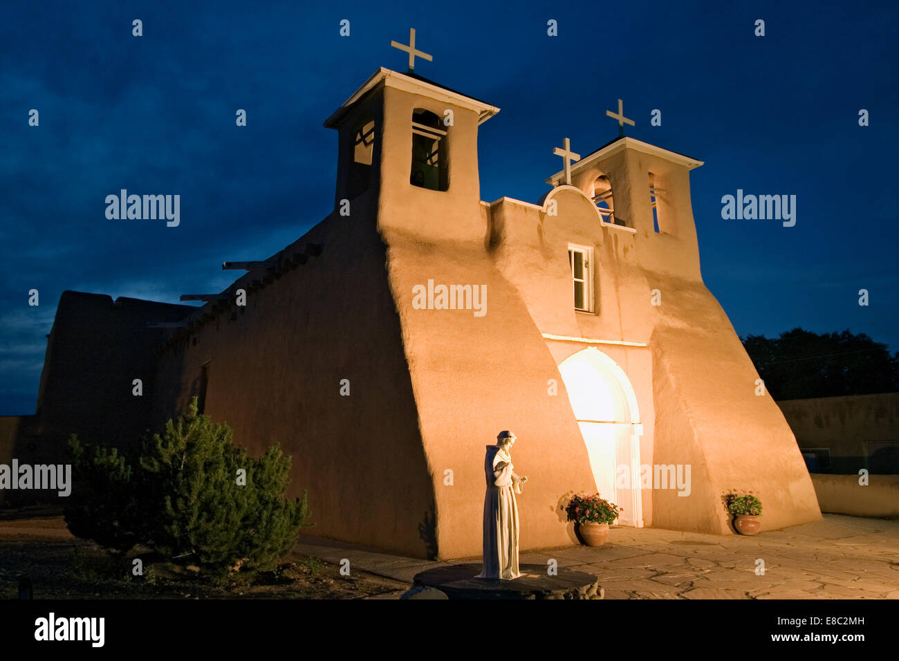 Kirche von San Francisco de Asis (ca. 1815) und St. Francis Statue, Taos, New Mexico, Vereinigte Staaten Stockfoto