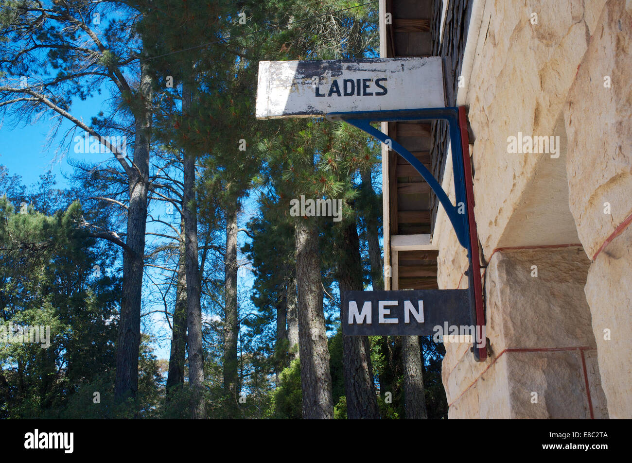 Damen und Herren: Eisenbahn Erinnerungsstücke aufbewahrt in den Gärten der Spielzeug- und Eisenbahnmuseum in Leura, New-South.Wales Stockfoto