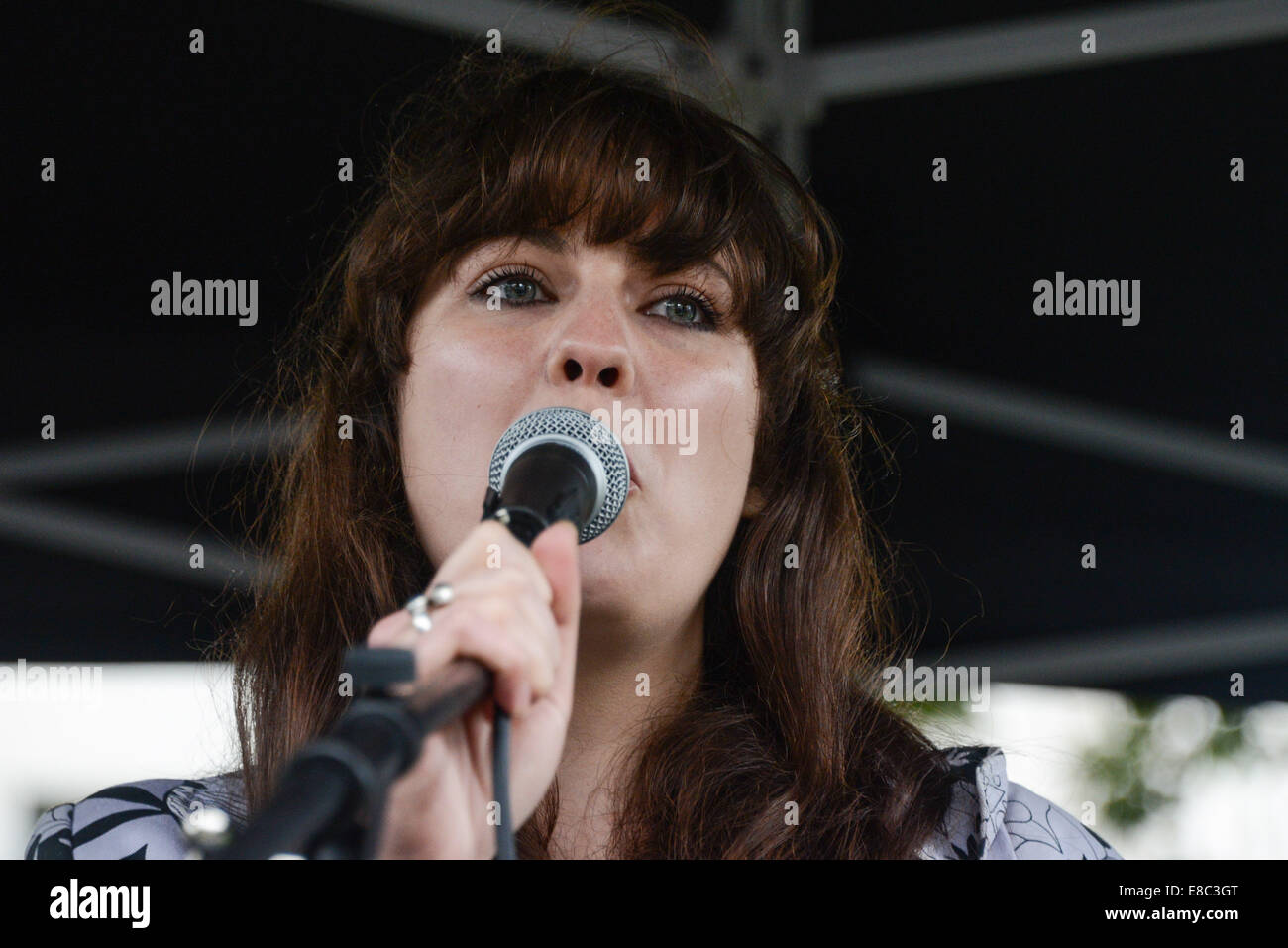 London, UK. 4. Oktober 2014. : Amelia Womack, stellvertretender Vorsitzender der grünen Partei, befasst sich mit der "stoppen die Bombardierung des Irak: Don't Angriff Syrien" Rallye außen Downing Street. Bildnachweis: Siehe Li/Alamy Live News Stockfoto