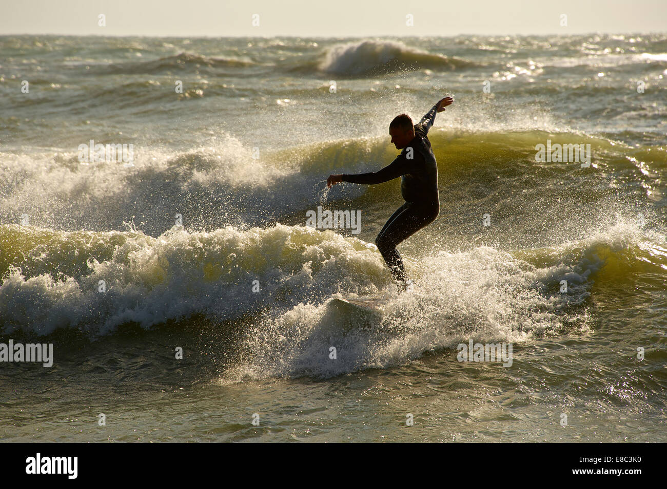 Surfer auf den Wellen reiten Stockfoto