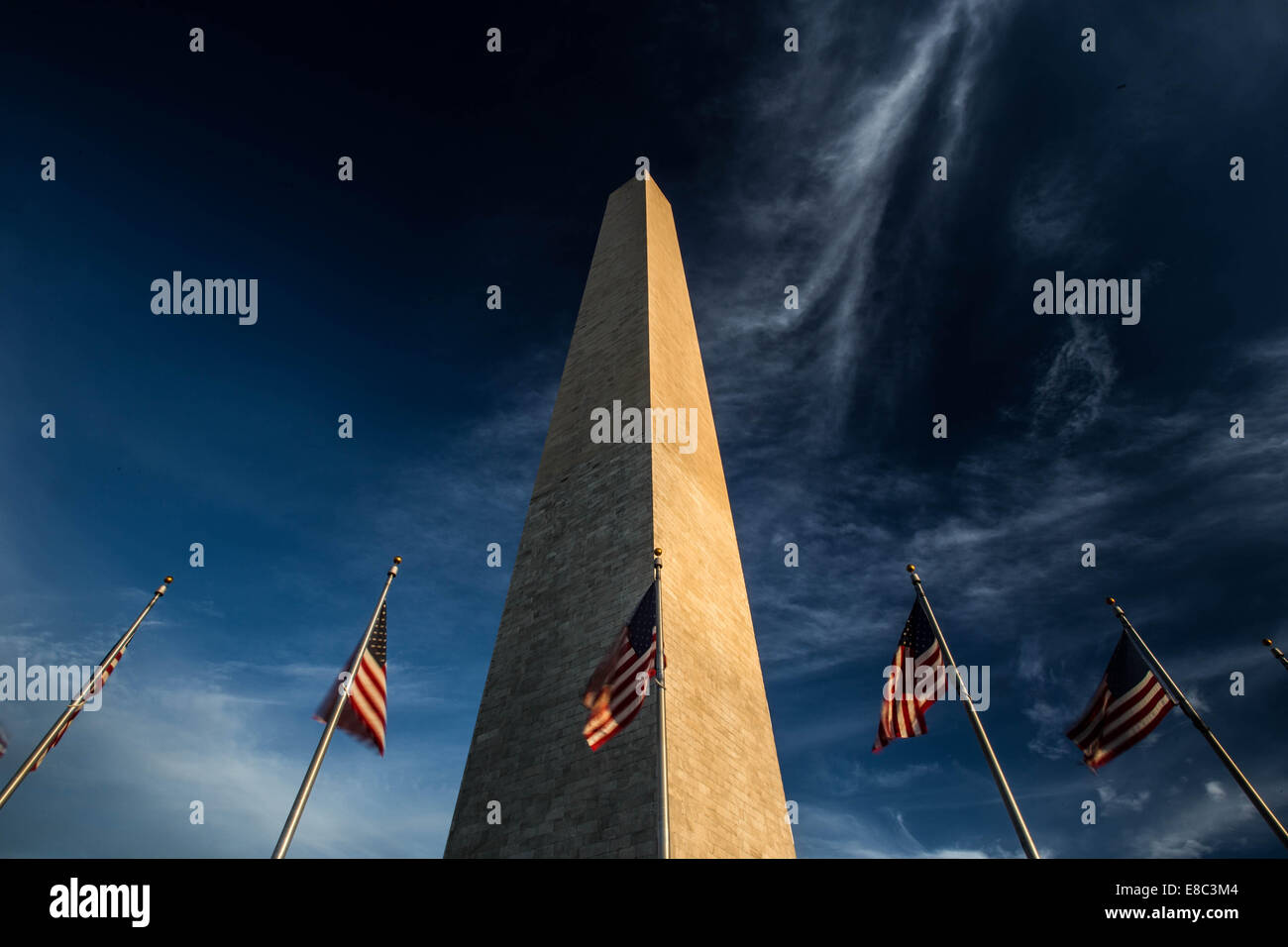 Fahnen auf das Washington Monument in Washington, D.C. Stockfoto