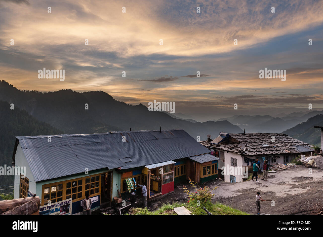 Sonnenuntergang in der Nähe von Shoja Dorf, Himalachal Pradesh Stockfoto