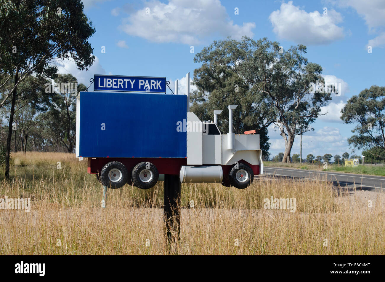 Am Straßenrand Briefkasten gebaut als ein LKW auf Oxley Highway NSW Australia Stockfoto