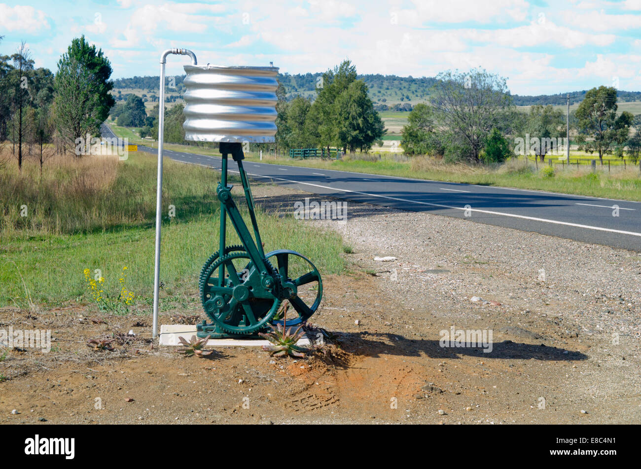 Am Straßenrand Postfach mit alten Wasserpumpe mit Wellblech Tank ausgestattet Stockfoto