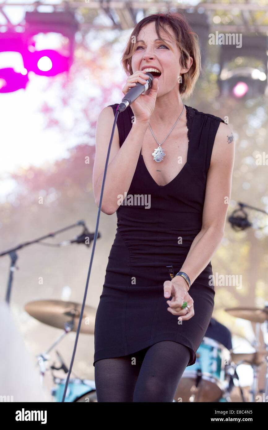 Austin, Texas, USA. 4. Oktober 2014. Sängerin CHANNY LEANEAGH der Band Polica tritt beim Austin City Limits Music Festival in Austin, Texas Credit: Daniel DeSlover/ZUMA Draht/Alamy Live News Stockfoto