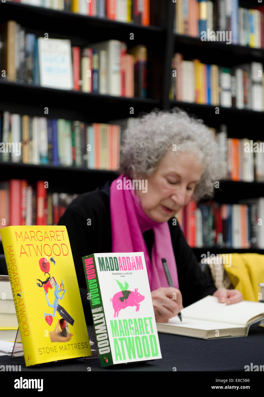 Margaret Atwood, Romancier signiert Bücher an der Cheltenham literarische Festival, Uk 4. Oktober 2014 Credit: Prixnews/Alamy Live News Stockfoto
