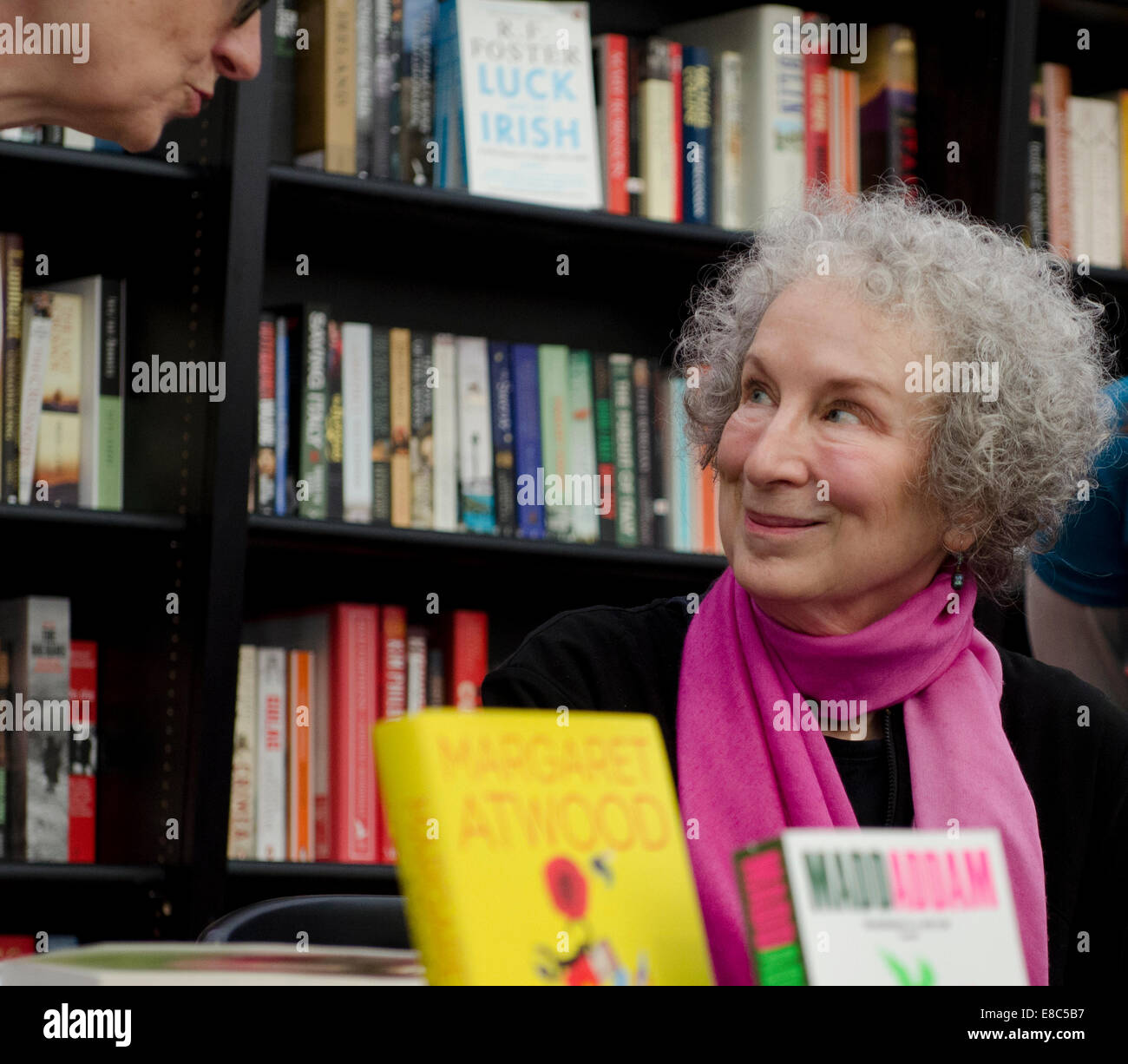 Margaret Atwood, Romancier signiert Bücher an der Cheltenham literarische Festival, Uk 4. Oktober 2014 Credit: Prixnews/Alamy Live News Stockfoto