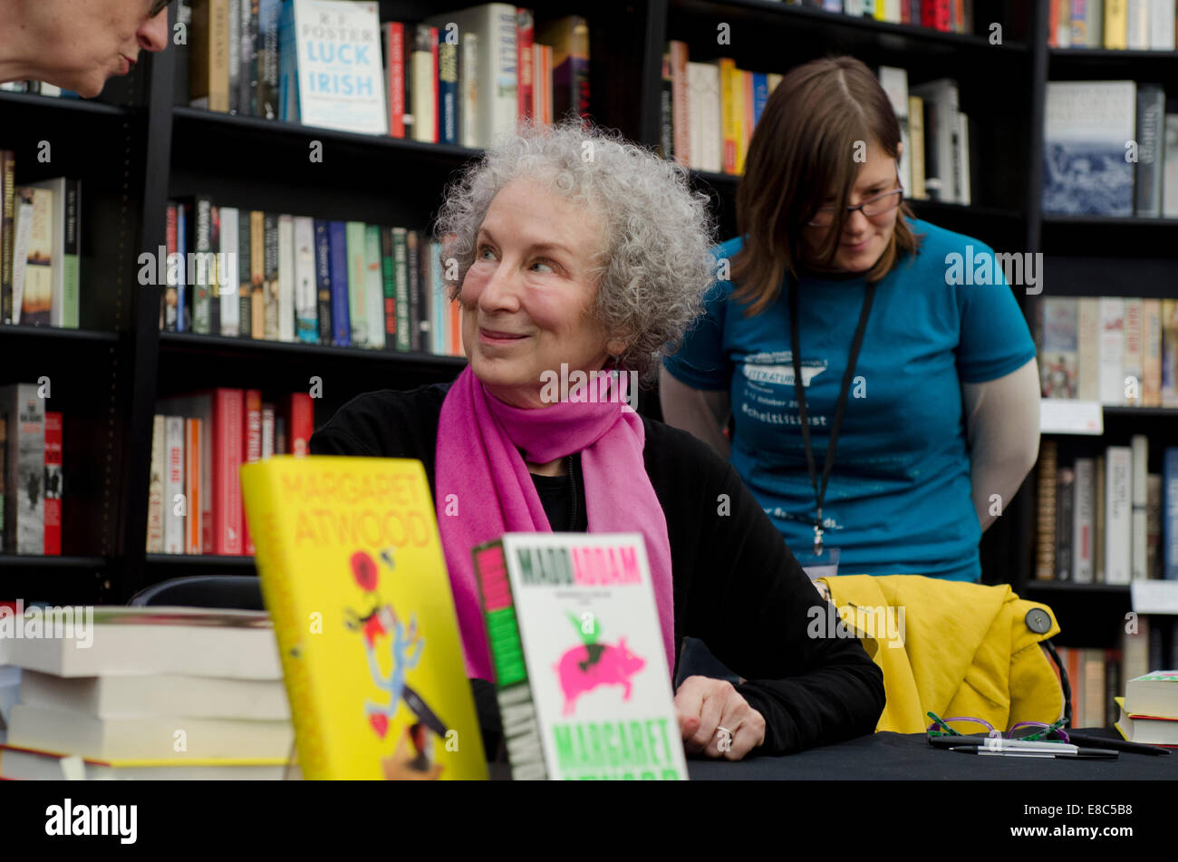 Margaret Atwood, Romancier signiert Bücher an der Cheltenham literarische Festival, Uk 4. Oktober 2014 Credit: Prixnews/Alamy Live News Stockfoto