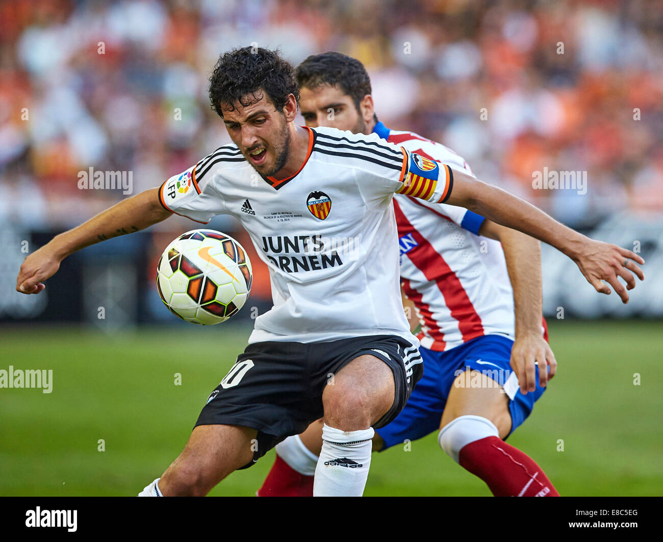 Valencia, UK. 4. Oktober 2014. Der Primera División. Valencia CF gegen Athletic Madrid. Mittelfeldspieler Dani Parejo von Valencia CF (L) wird durch Raul Garcia von Atletico de Madrid Credit herausgefordert: Action Plus Sport/Alamy Live News Stockfoto