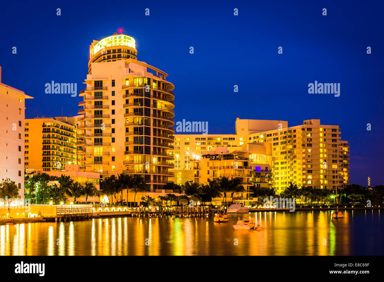 Gebäude auf dem westlichen Ufer in der Nacht, Miami Beach, Florida. Stockfoto