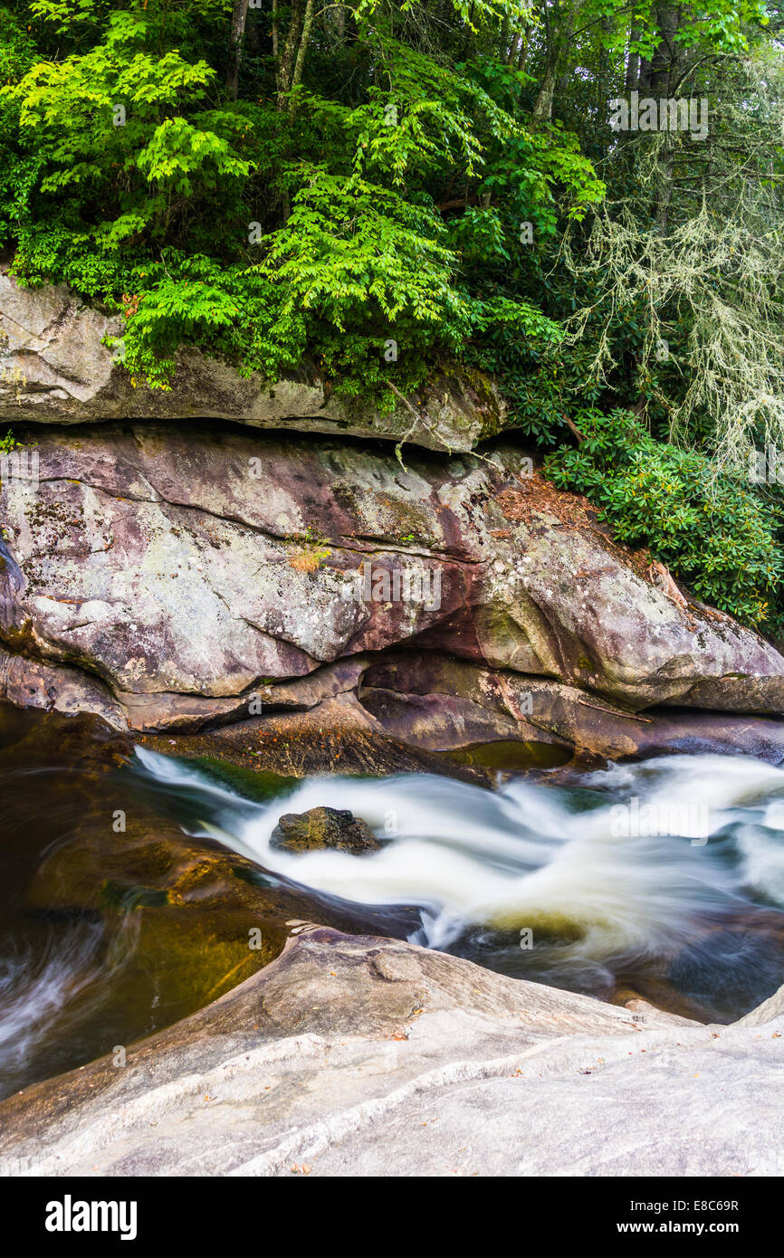 Wasserfälle am Fluss Cullasaja im Nantahala National Forest, North Carolina. Stockfoto