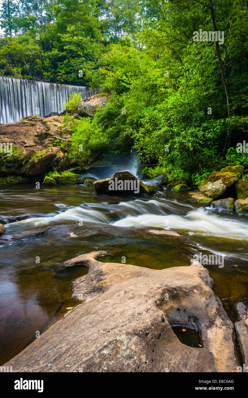Damm und Kaskaden auf Cullasaja Fluß, Hochland, North Carolina. Stockfoto