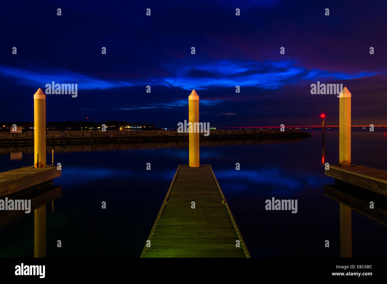 Docks und Pier Beiträge in einer Marina in der Nacht, in Kent Island, Maryland. Stockfoto