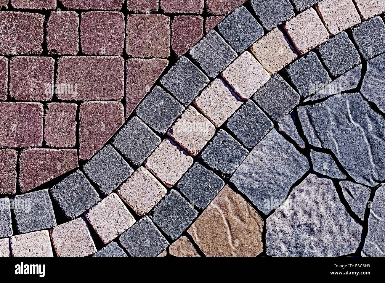 Detail des gepflasterten Gehwegs Kubikmeter Steine gemacht. Stockfoto
