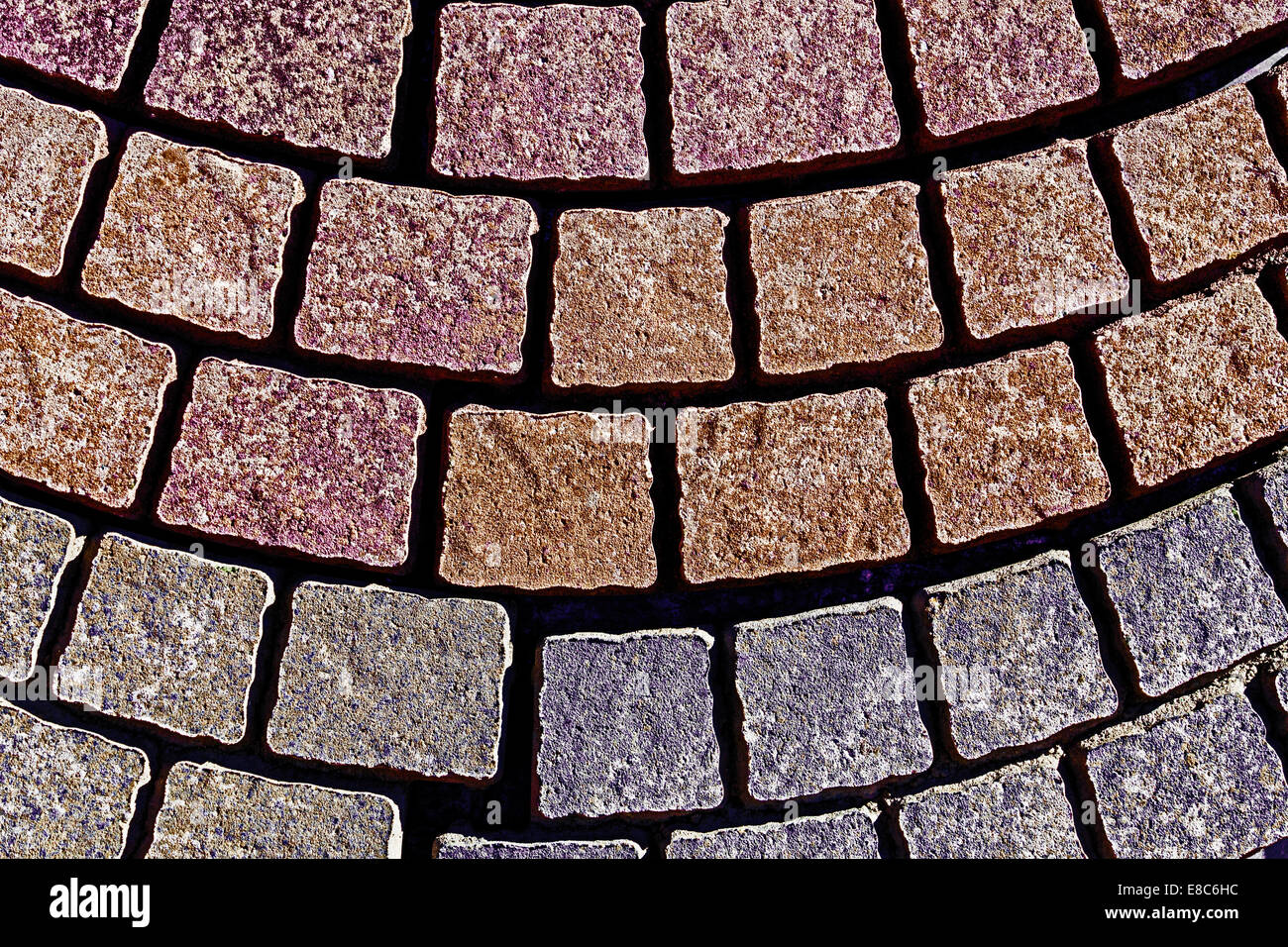 Detail des gepflasterten Gehwegs Kubikmeter Steine gemacht. Stockfoto