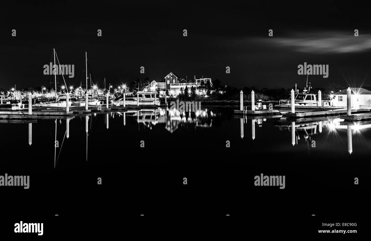 Reflexionen von Schiffen und Hafenanlagen in einer Marina, Kent Island, Maryland. Stockfoto