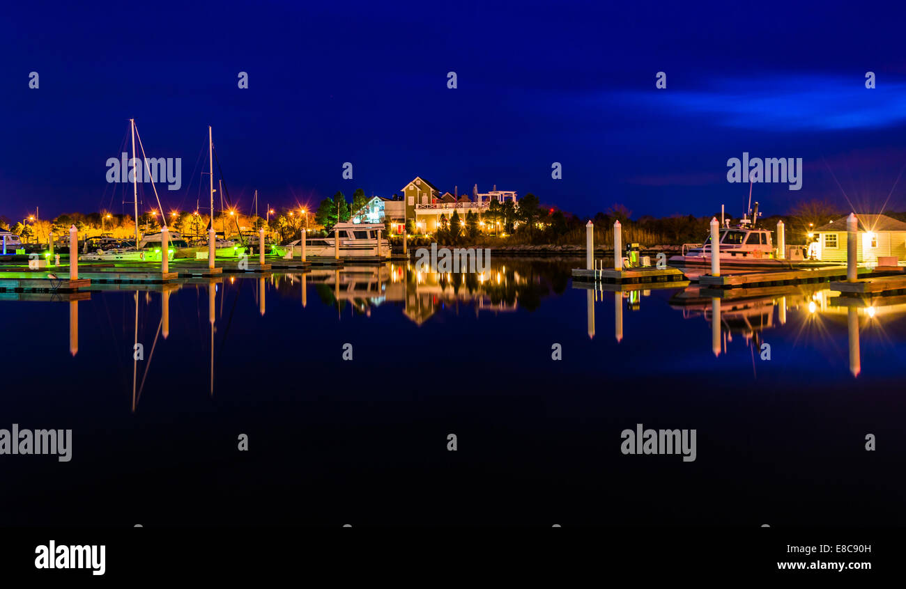 Reflexionen von Schiffen und Hafenanlagen in einer Marina, Kent Island, Maryland. Stockfoto