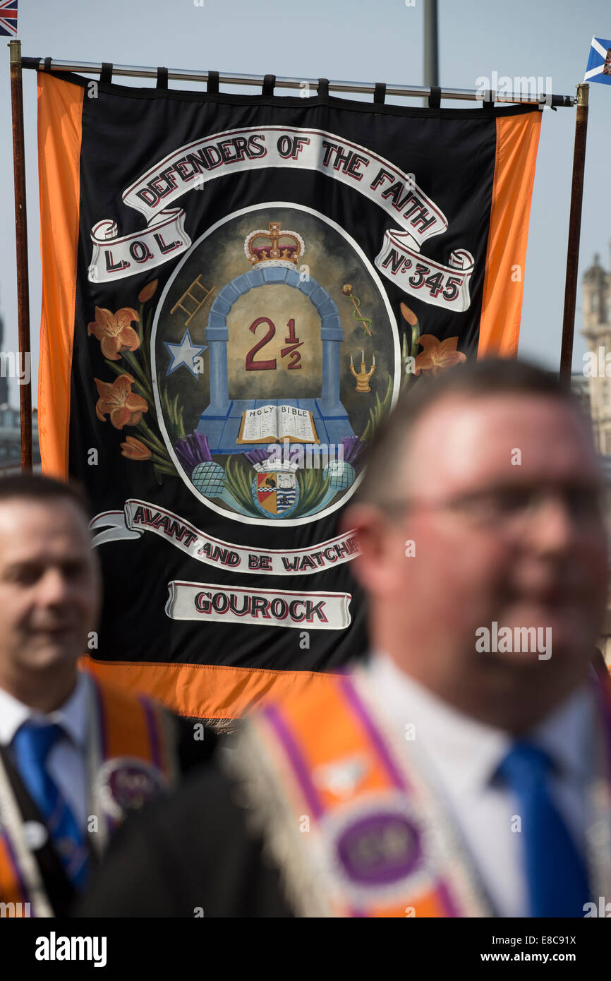 Mitglieder des protestantischen Oranier-Orden, die durch Edinburgh marschieren um Unterstützung für ein Nein in der bevorstehenden Volksabstimmung zu zeigen. Stockfoto