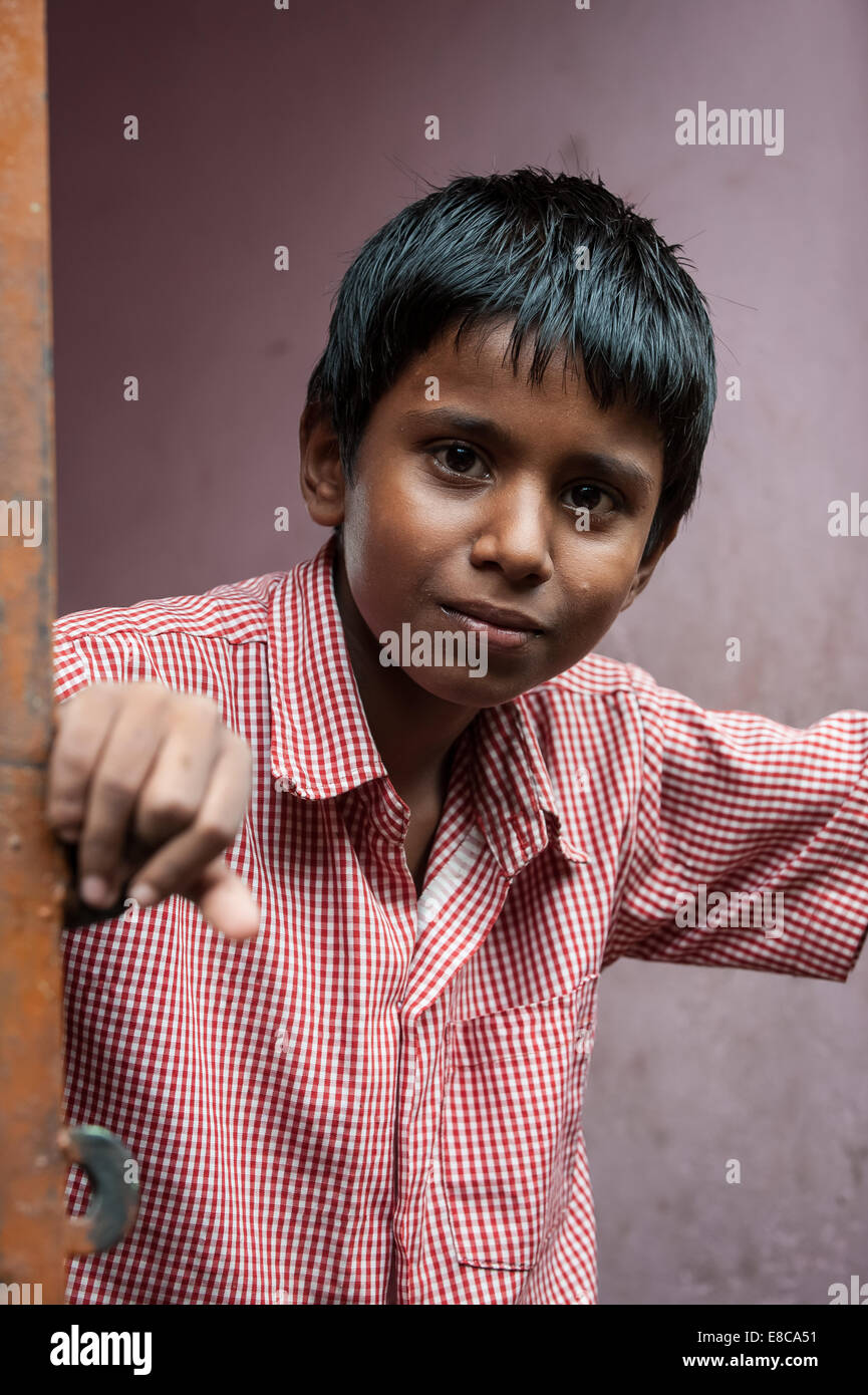 Indischen Jungen, der draußen vor der Tür sieht Stockfoto