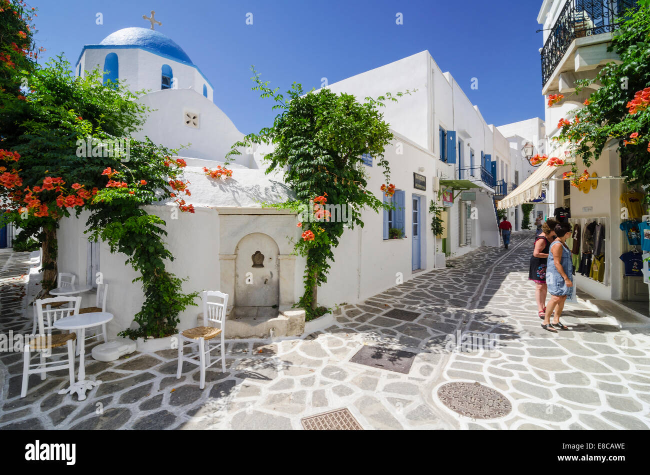 Griechischen Brunnen und blauen Kuppelkirche in den weiß getünchten Straßen von Parikia Stadt auf der Insel Paros, Kykladen, Griechenland Stockfoto