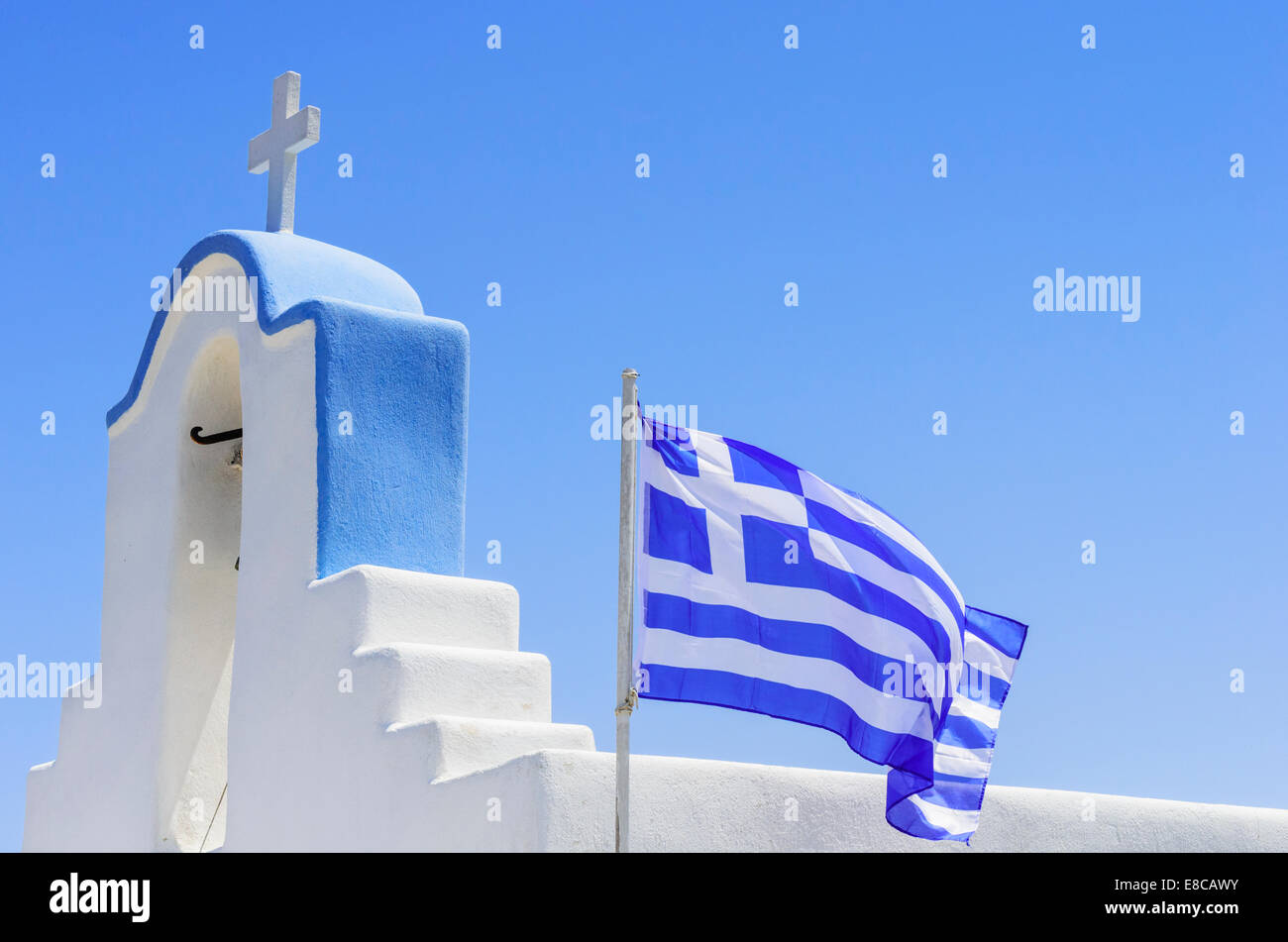Griechische Flagge über einer kleinen Kirche auf der Insel Paros, Kykladen, Griechenland Stockfoto