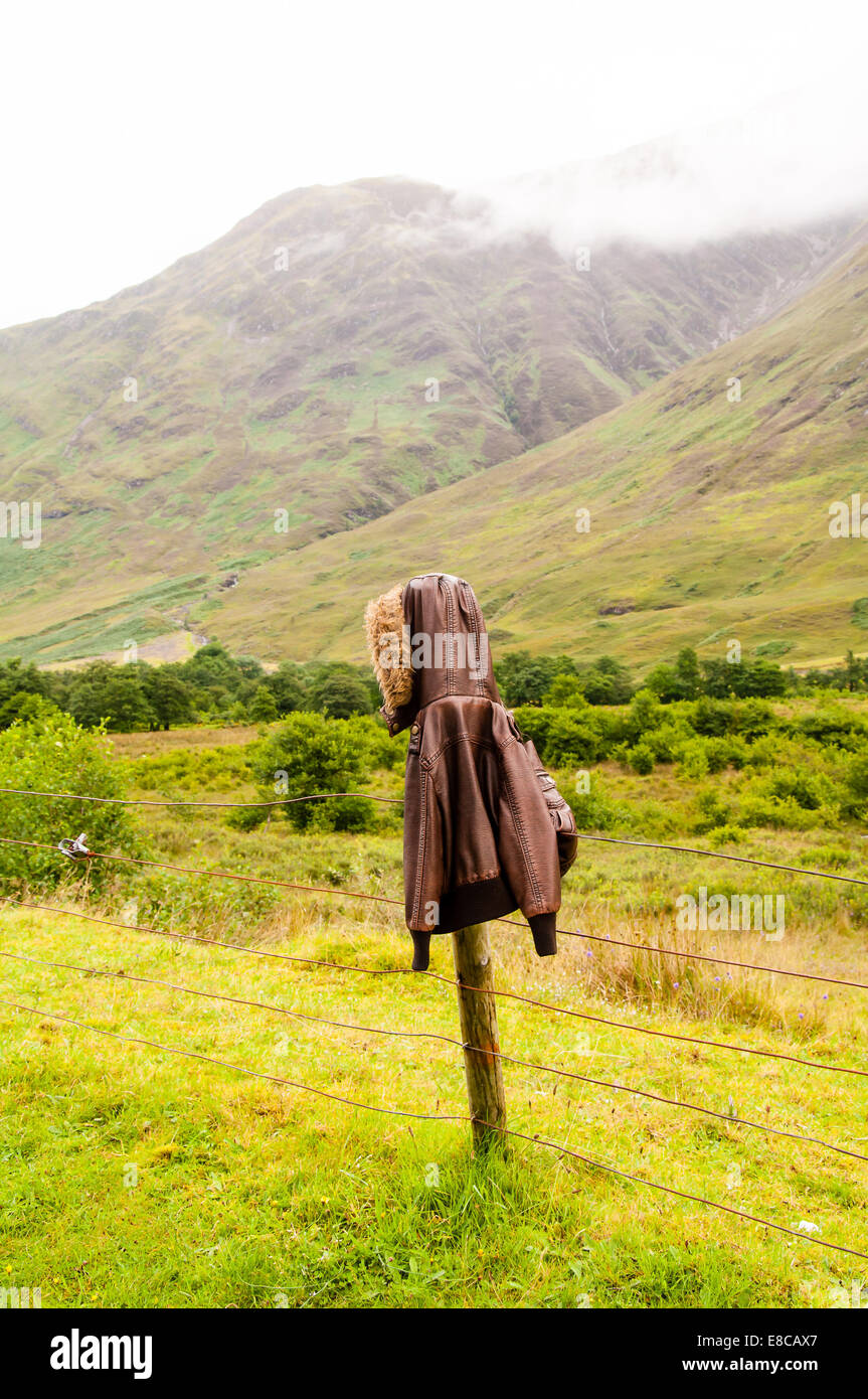 Vintage Lederjacke über einen Zaun Pfosten in den Highlands hängen Stockfoto