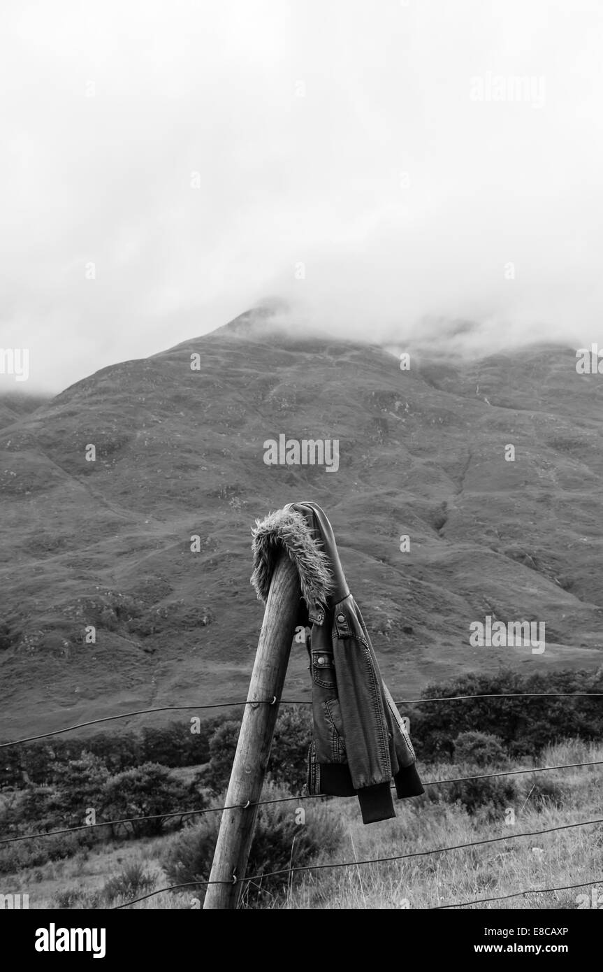 Vintage Lederjacke über einen Zaun Pfosten in den Highlands hängen Stockfoto