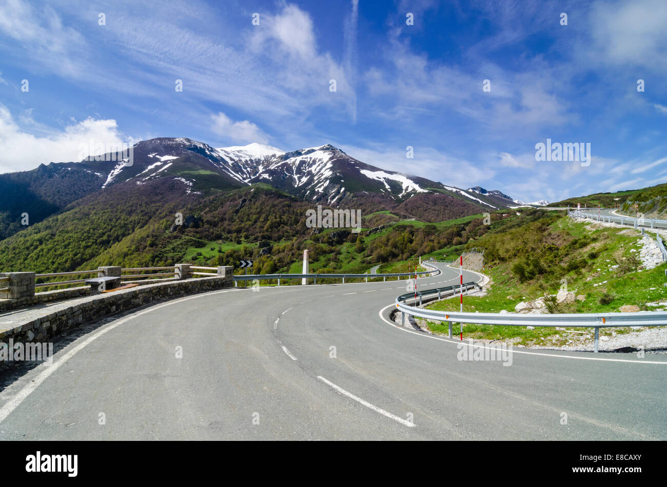 Leere Straßen in den Bergen von Cantabria, Spanien Stockfoto