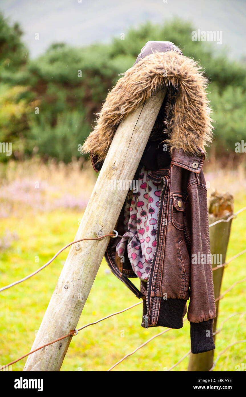 Vintage Lederjacke über einen Zaun Pfosten in den Highlands hängen Stockfoto