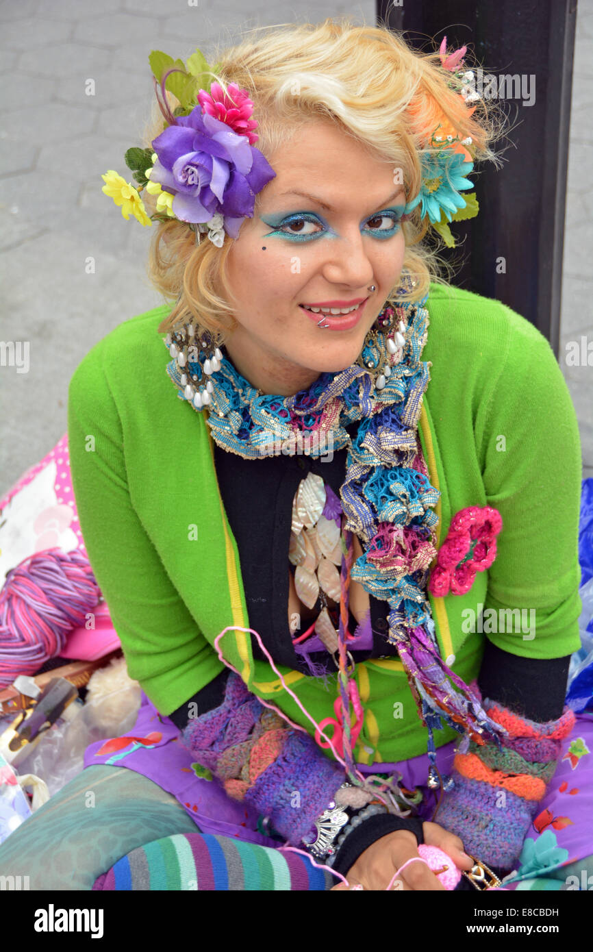 Porträt einer Frau, die gestrickte Gegenstände im Washington Square Park in Greenwich Village New York City verkauft. Stockfoto