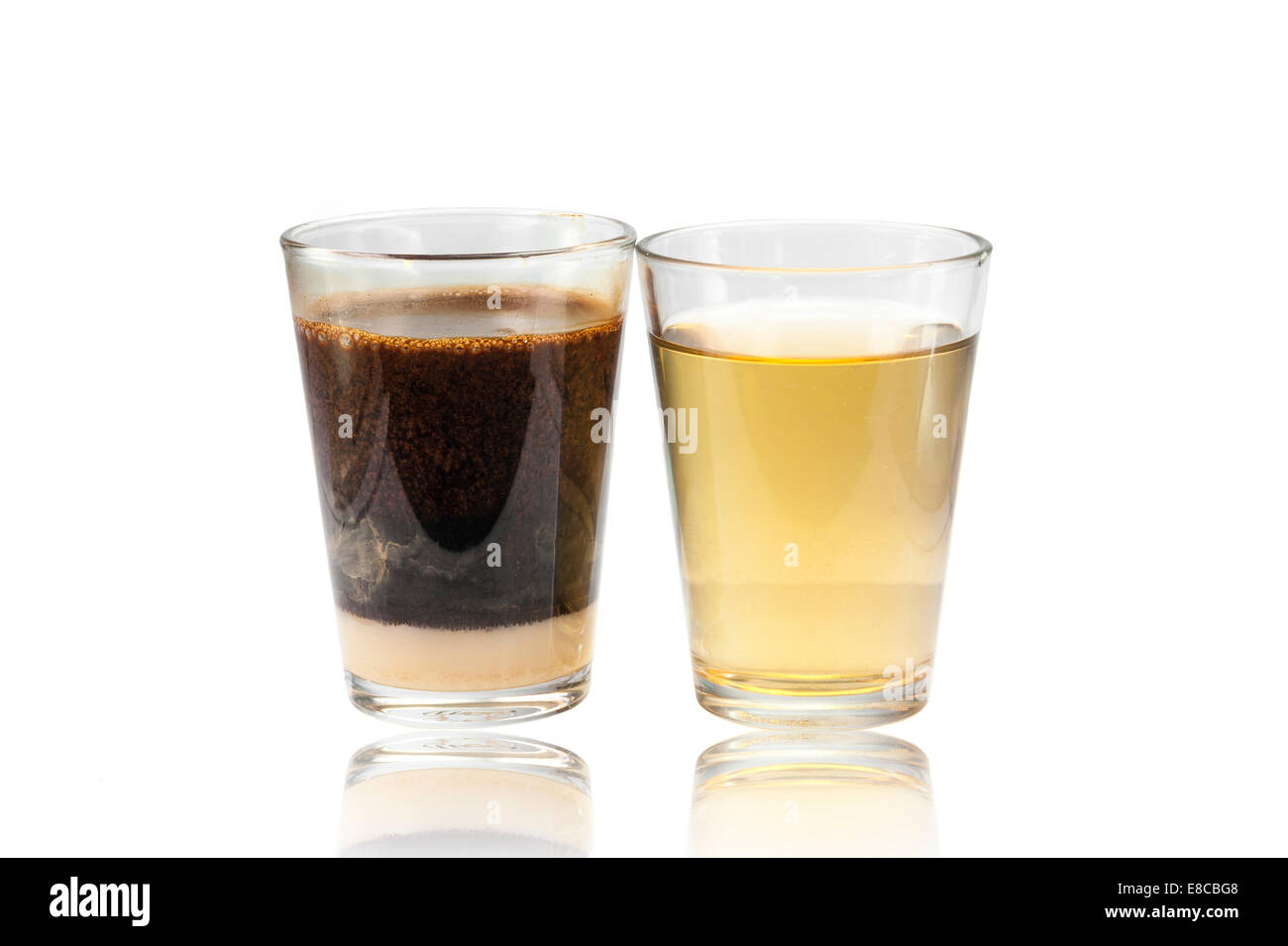 Alten Stil Thai schwarzen Kaffee und heißem Tee auf weißem Hintergrund. Stockfoto