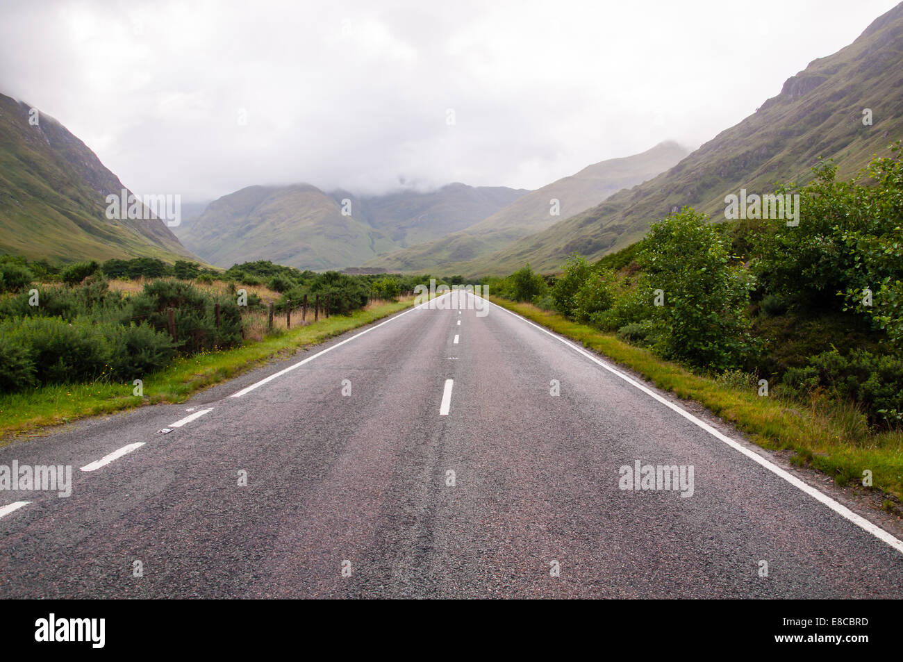 einsame Straße in den schottischen highlands Stockfoto